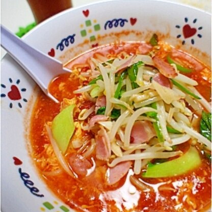 トマトとたっぷり野菜の酸辣湯麺（サンラータンメン）